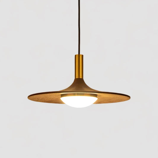 Pendellampa i nordisk design i valnöt