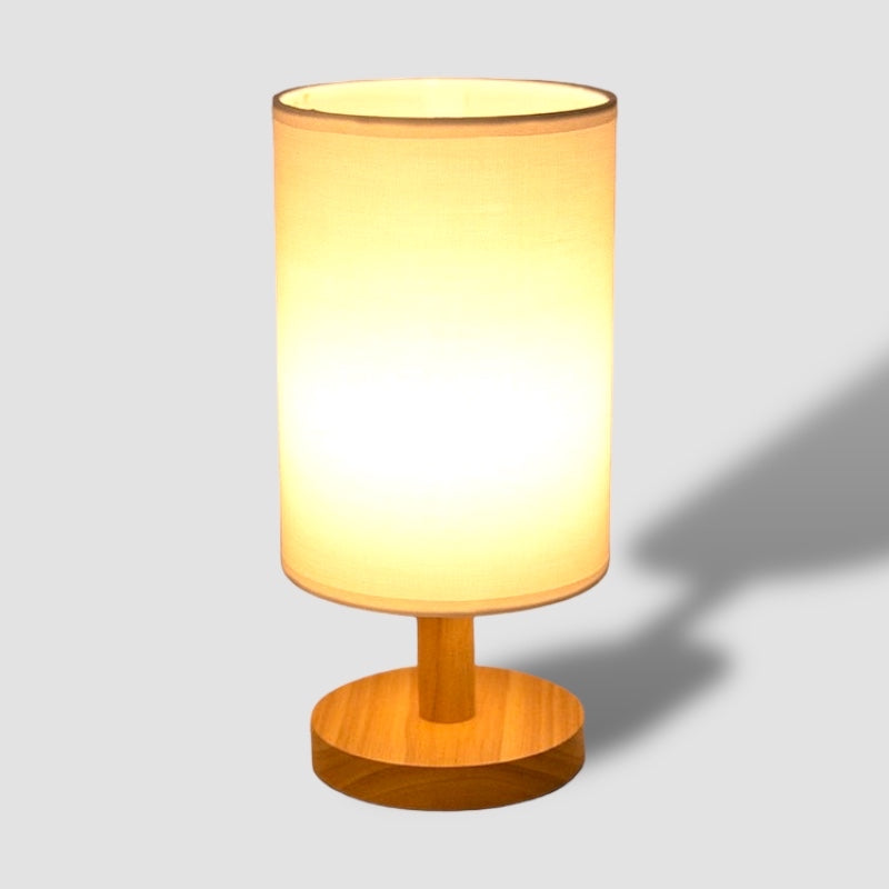 Nordisk bordslampa i massivt trä LED