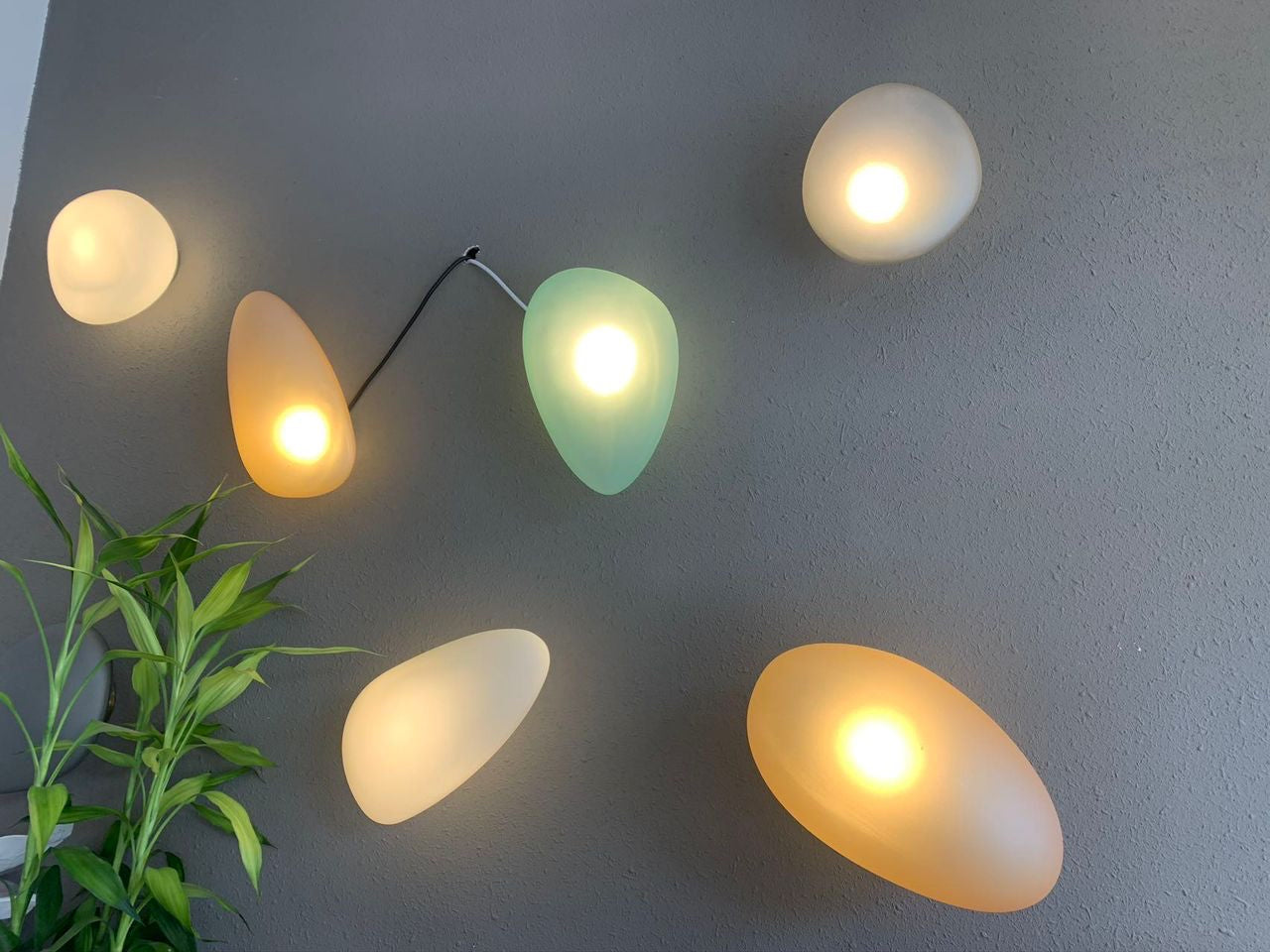 Vägglampa i färgat glas