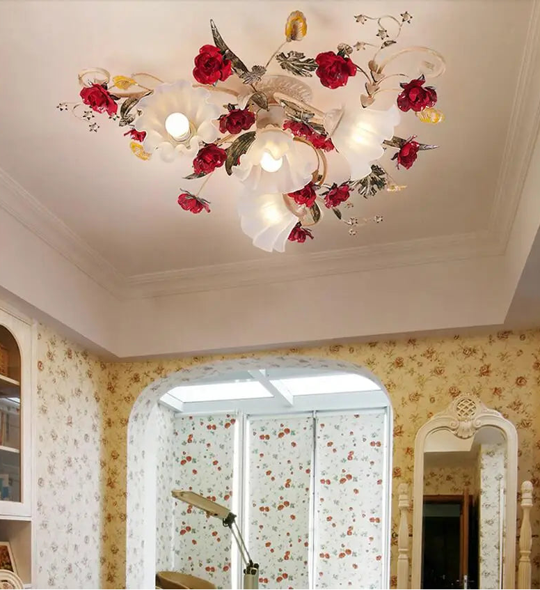 Lampada da soffitto LED floreale della collezione Princess, caratterizzata da rose rosse e luci bianche a forma di petali per creare un'atmosfera affascinante nella camera da letto.