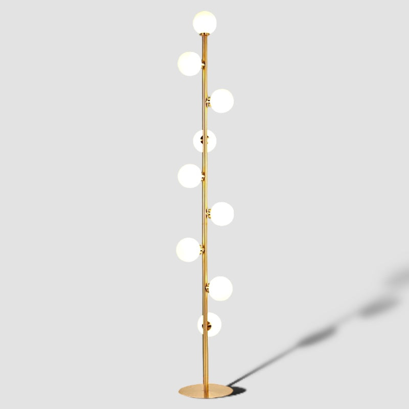 Nordisk minimalistisk golvlampa i guldfinish