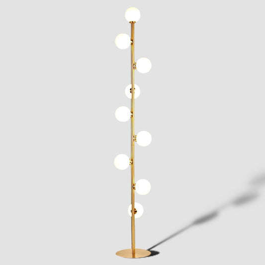 Nordisk minimalistisk golvlampa i guldfinish