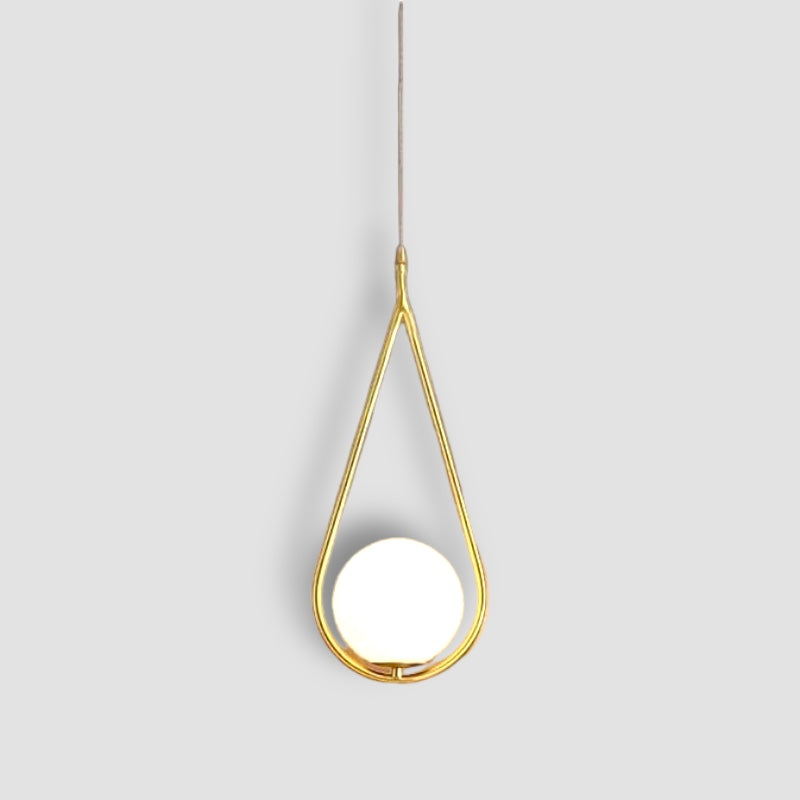 Waterdruppelvormige hanglamp met gouden afwerking