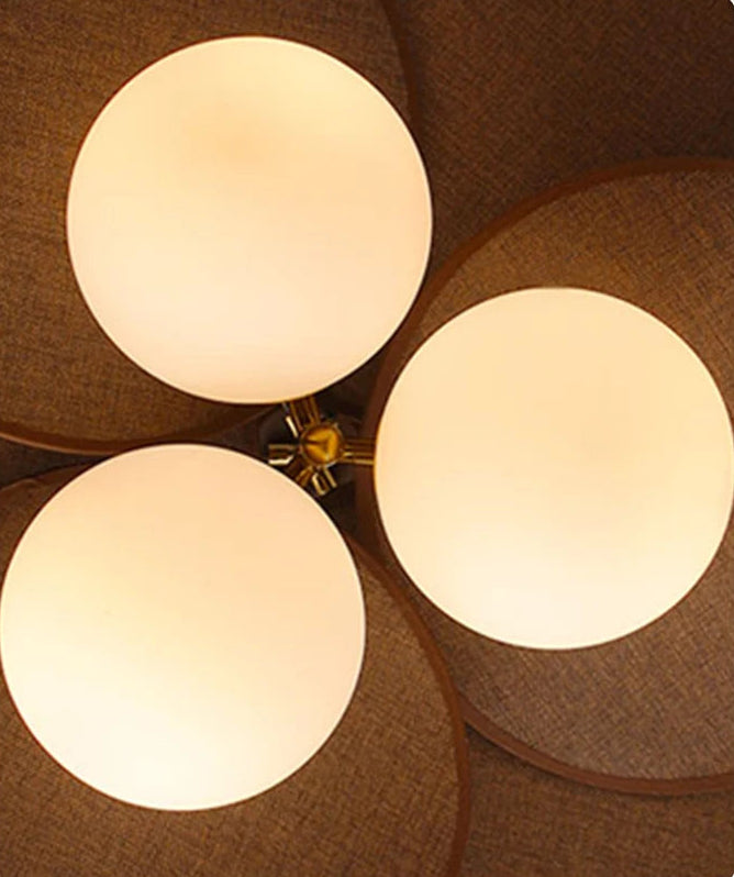 Soffitto in vetro bianco con paralume a forma di petalo