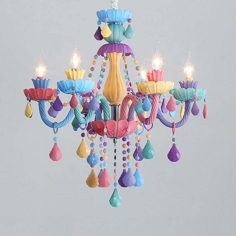 Vista dettagliata della lampada a sospensione Macaron LED con bracci multicolori e lampadine LED per l'illuminazione della cameretta dei bambini.