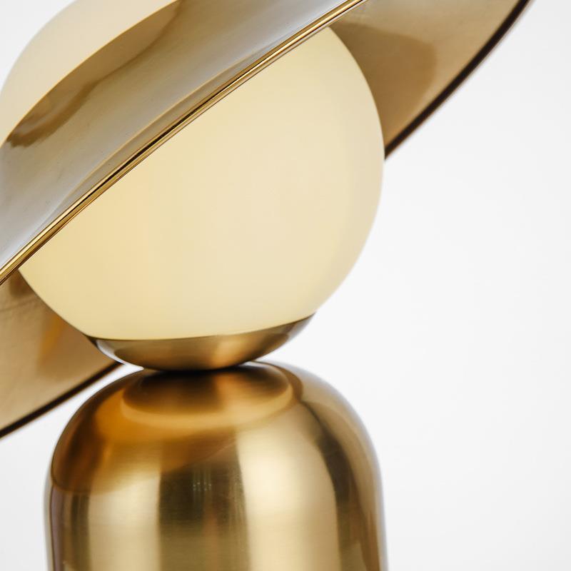 Bordslampa i nordisk guld
