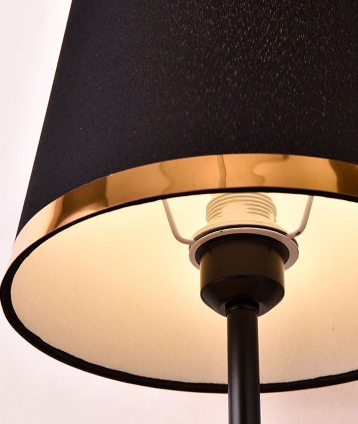 Mnimalist skrivbordslampa i guld-svart