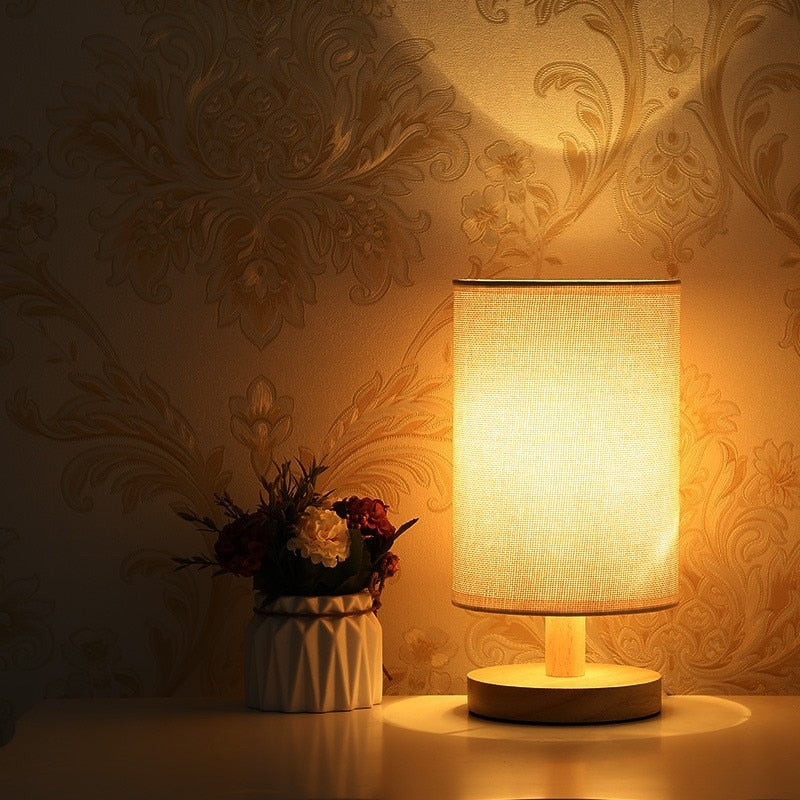 Nordisk bordslampa i massivt trä LED
