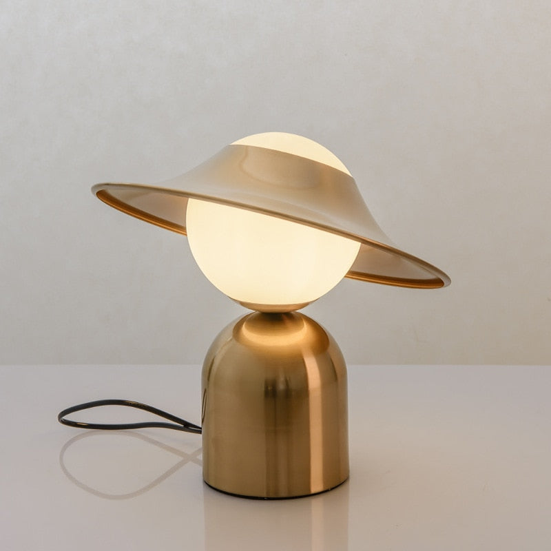 Bordslampa i nordisk guld