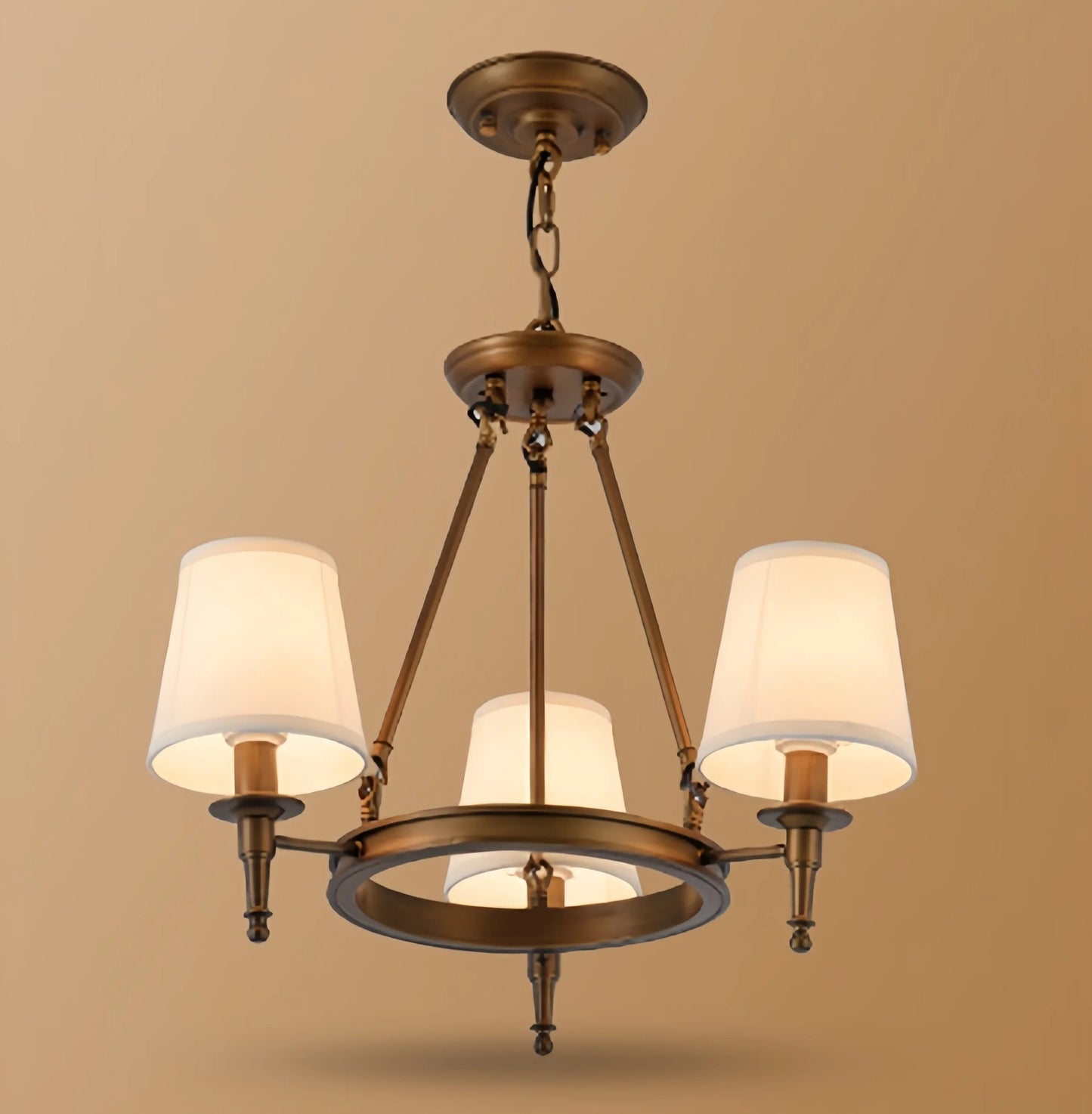 Koperen kroonluchter met stoffen lampenkappen