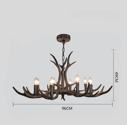 Grande lampadario americano con otto lampadine a vista e bracci a forma di corna, largo 96 cm e alto 49 cm.