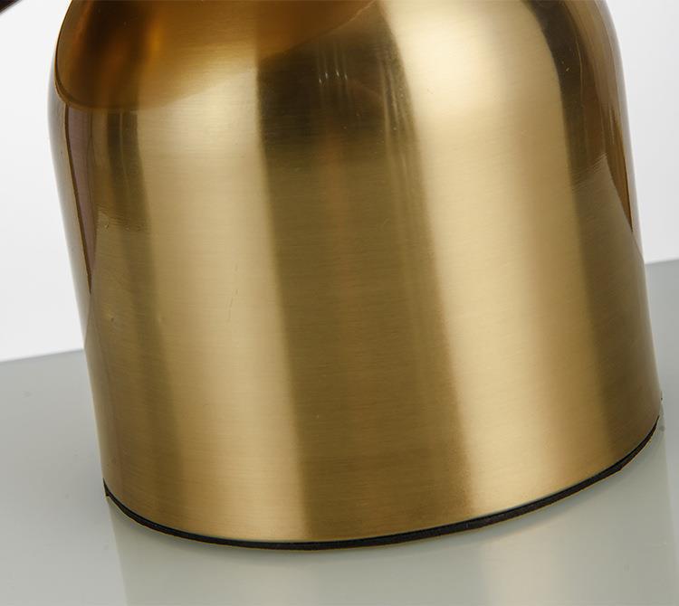 Bordslampa i nordisk guld
