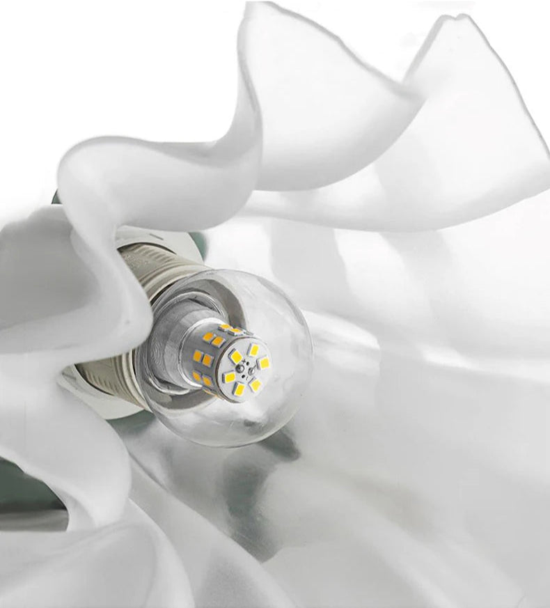 Vista ingrandita della lampadina a LED all'interno del paralume floreale in acrilico. Illuminazione a basso consumo energetico con un design floreale moderno per i soffitti di case e hotel.
