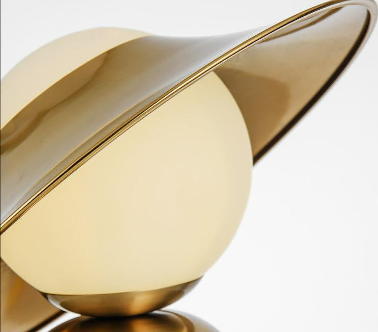Bordslampa i nordisk guld