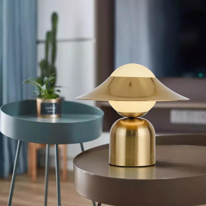 Bordslampa i nordisk guld