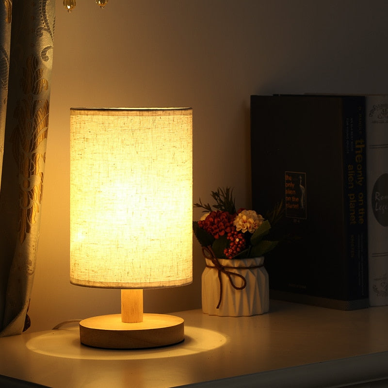 Nordisk bordslampa i massivt trä LED