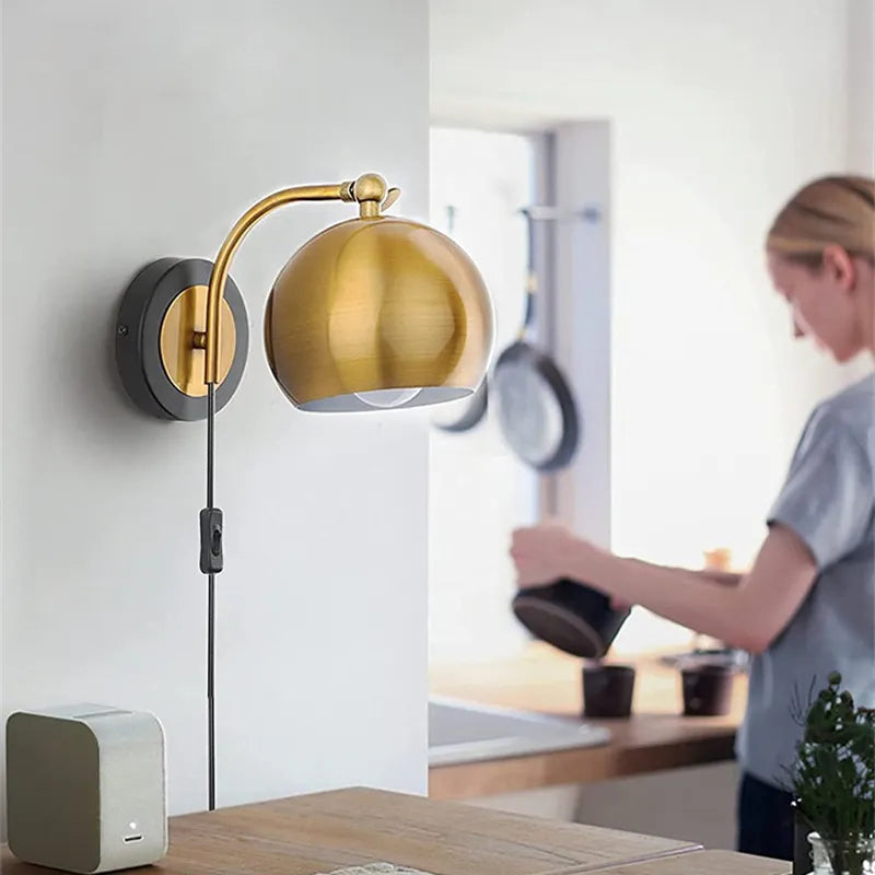 Vintage vägglampa med stickkontakt
