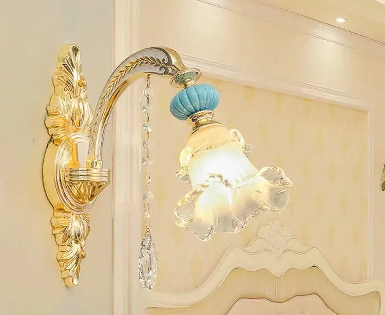 Applique francese in ceramica a braccio singolo con finitura dorata e paralume in vetro increspato, che completa la collezione di lampadari.