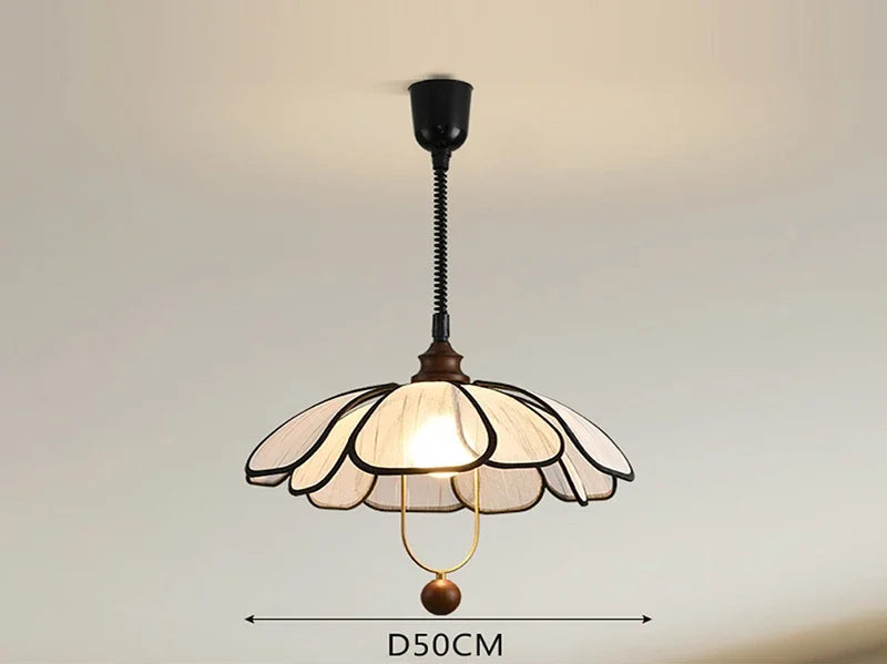 Lampada a sospensione in stile moderno con paralume in tessuto floreale e dettagli in legno, una lampada a sospensione nordica per un'illuminazione elegante della casa.