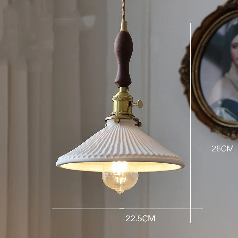 Ciondolo in rame con nappina in ceramica bianca