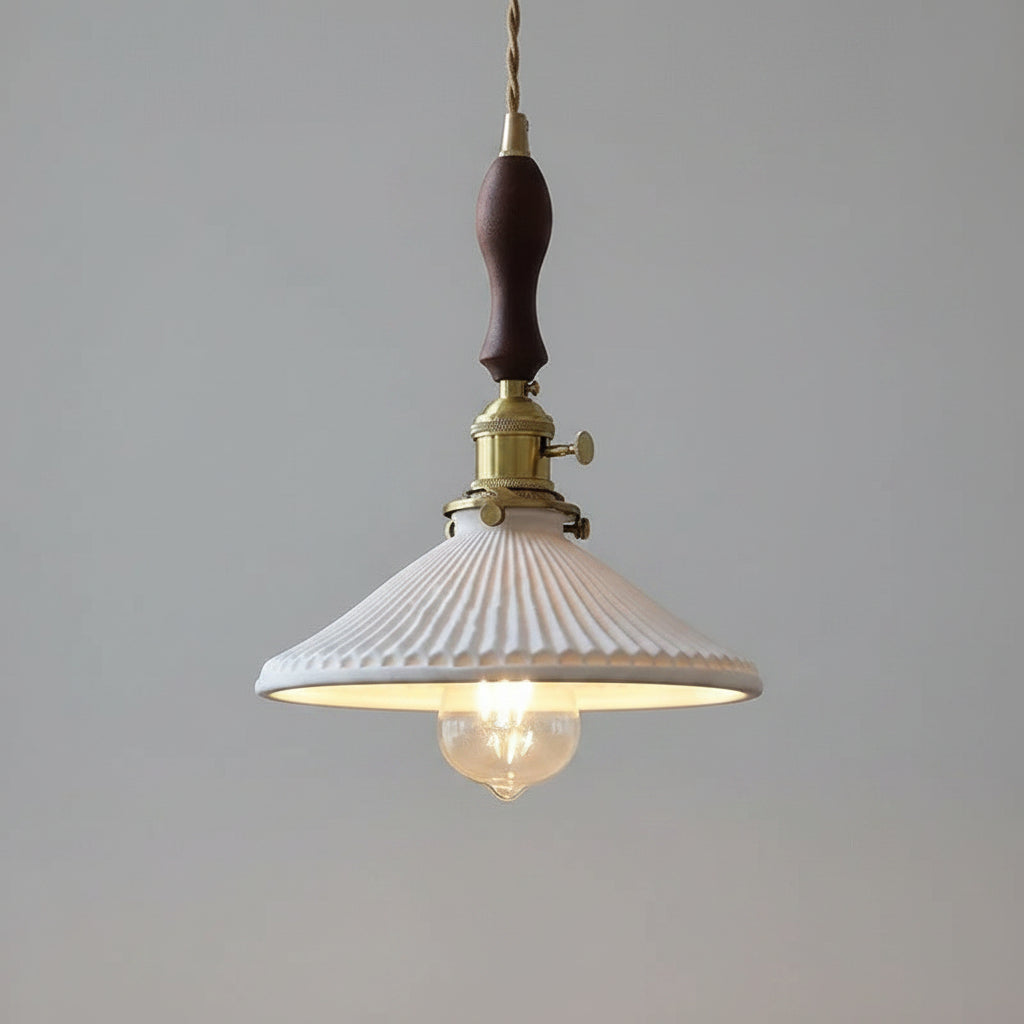 Pendentif en bois et cuivre avec pompon en céramique blanche