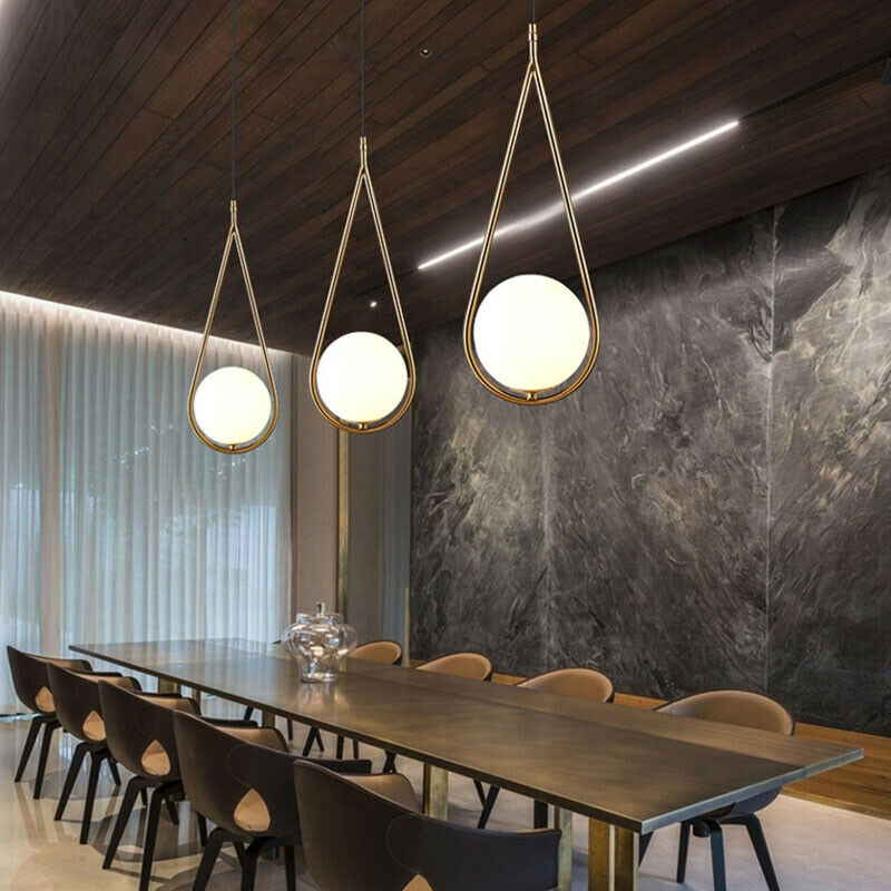 Waterdruppelvormige hanglamp met gouden afwerking