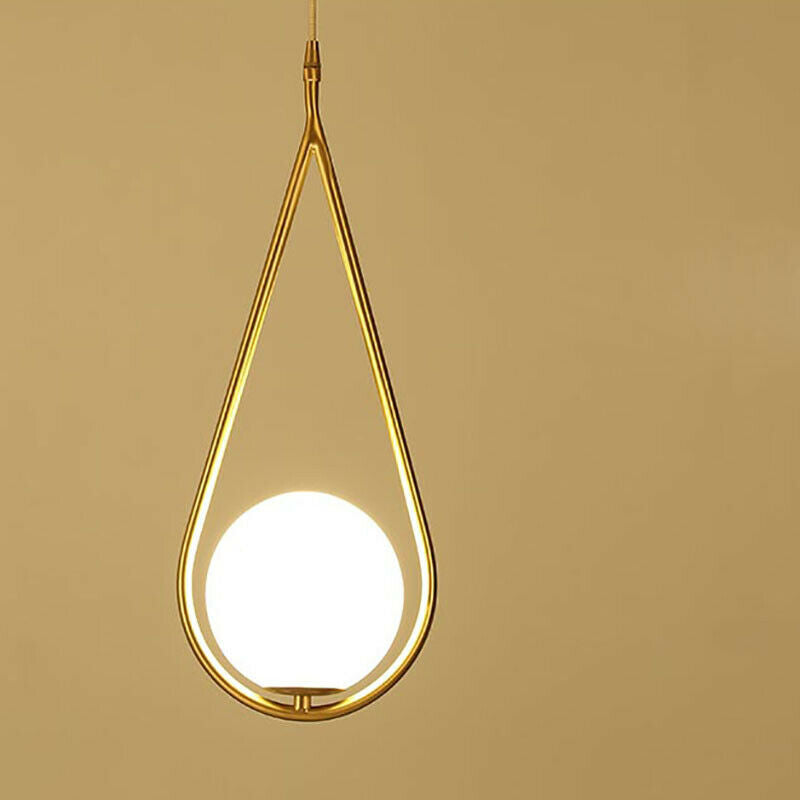 Waterdruppelvormige hanglamp met gouden afwerking