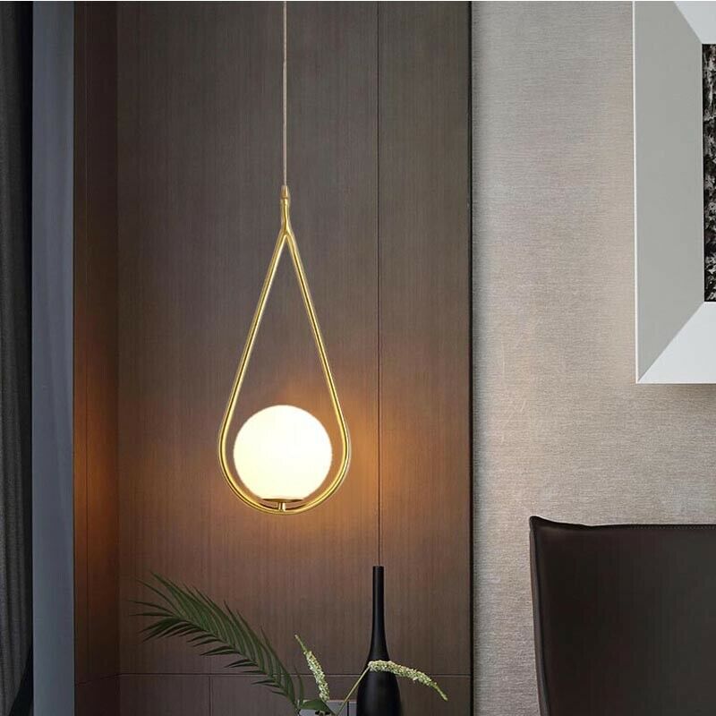 Waterdruppelvormige hanglamp met gouden afwerking