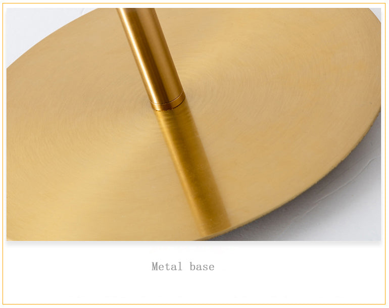Nordisk minimalistisk golvlampa i guldfinish