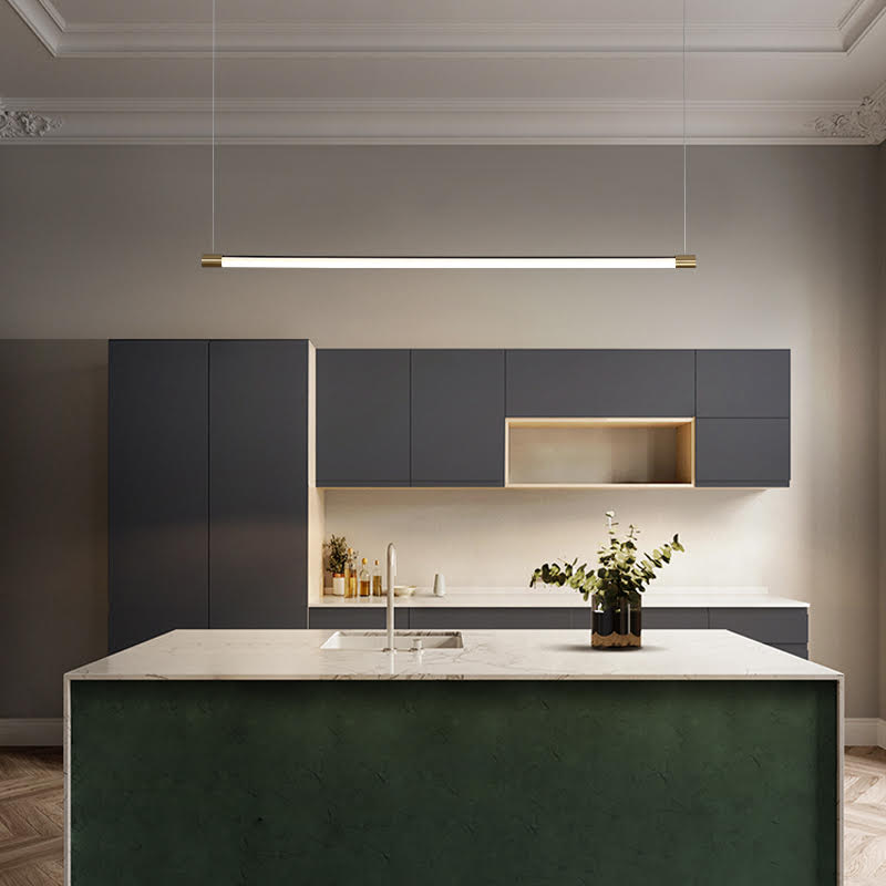 Minimalistische staafvormige hanglamp met gouden afwerking