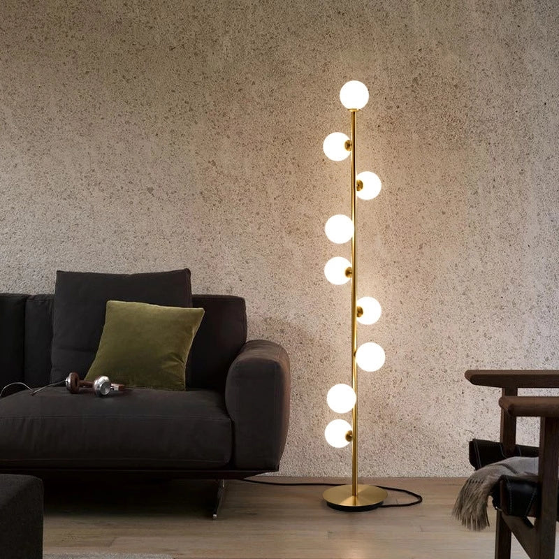 Nordisk minimalistisk golvlampa i guldfinish