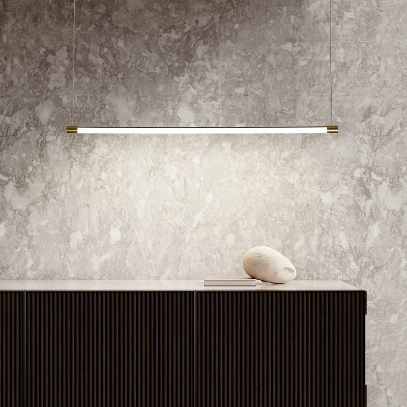 Minimalistische staafvormige hanglamp met gouden afwerking