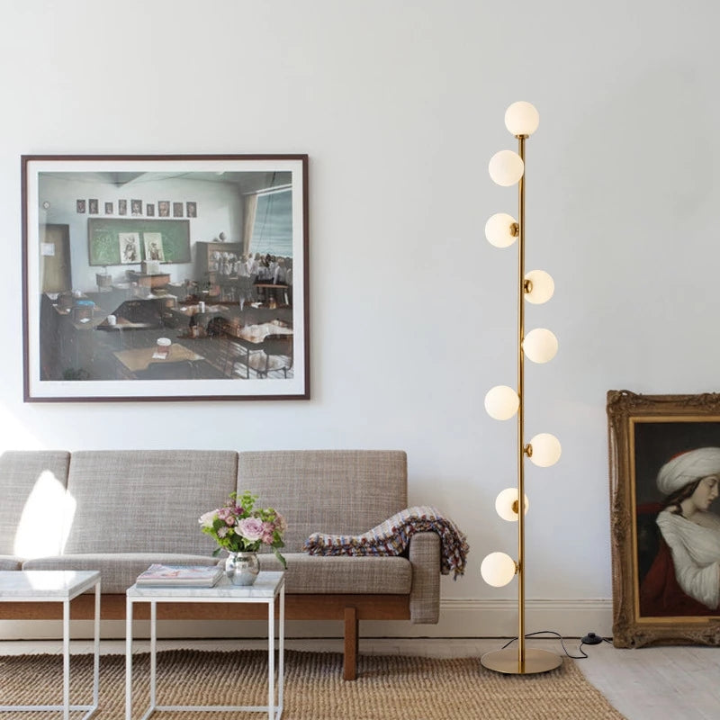 Nordisk minimalistisk golvlampa i guldfinish