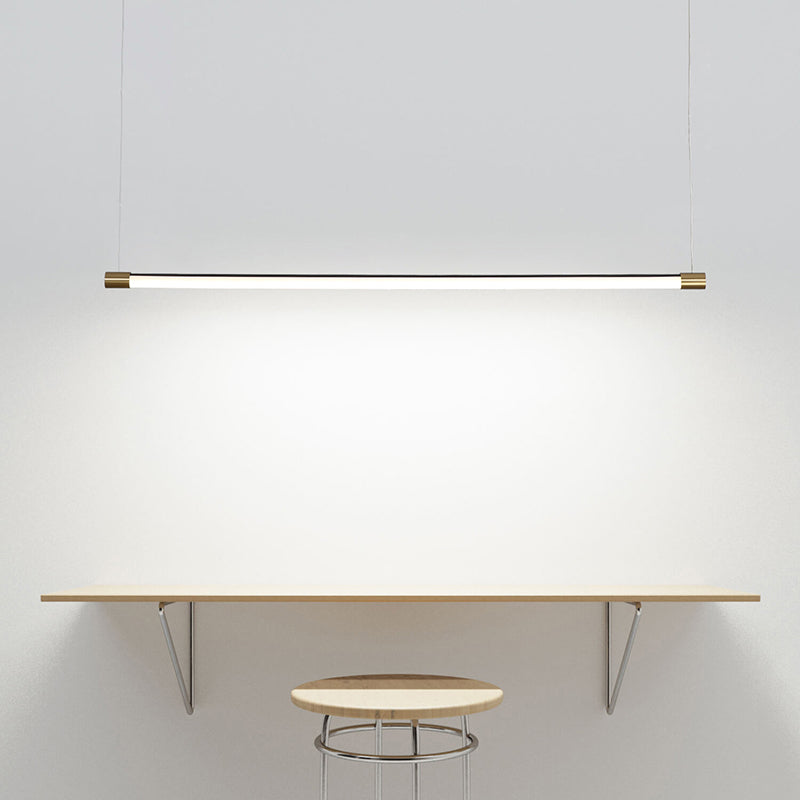 Minimalistische staafvormige hanglamp met gouden afwerking
