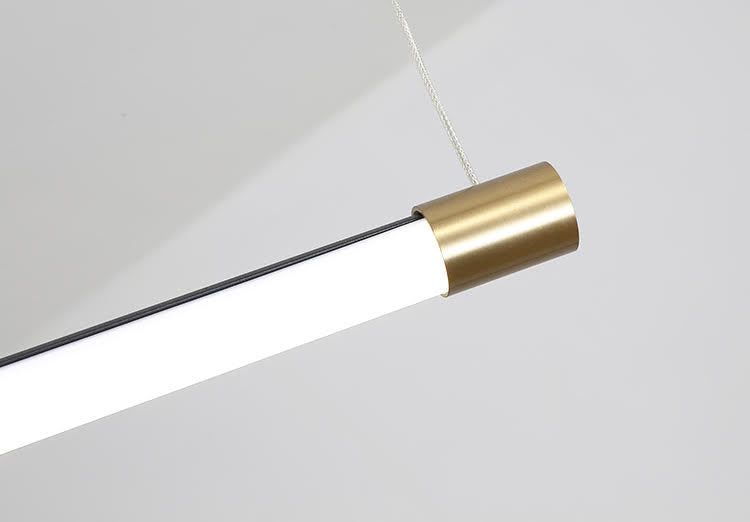 Minimalistische staafvormige hanglamp met gouden afwerking