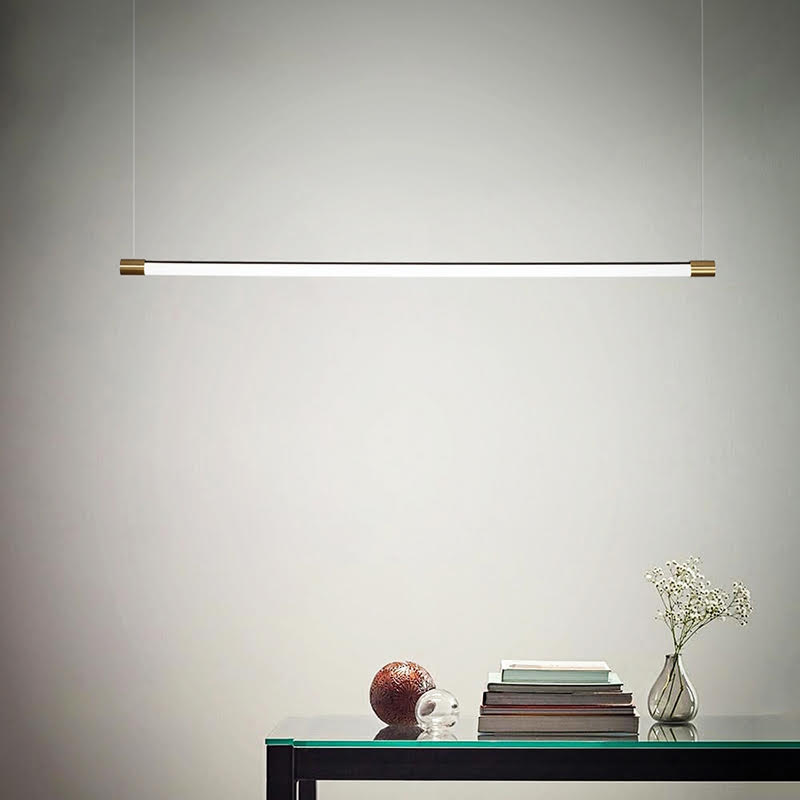 Minimalistische staafvormige hanglamp met gouden afwerking