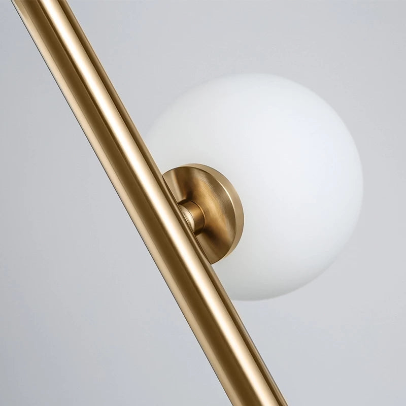 Nordisk minimalistisk golvlampa i guldfinish
