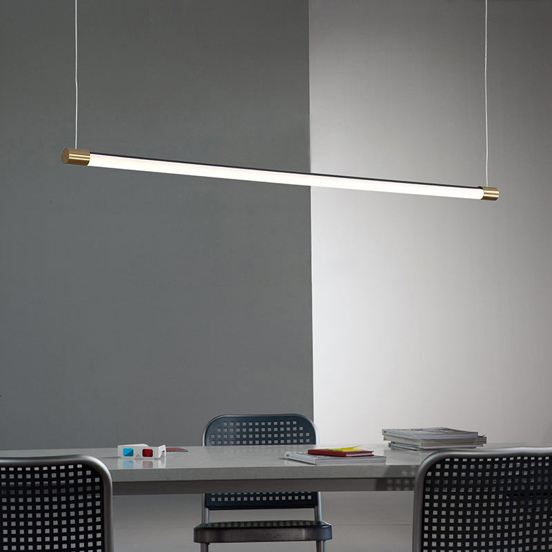 Minimalistische staafvormige hanglamp met gouden afwerking