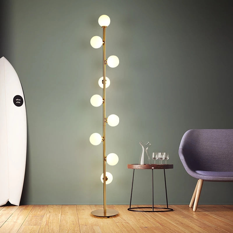 Nordisk minimalistisk golvlampa i guldfinish