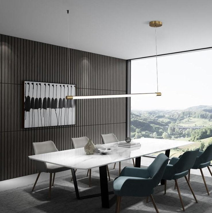 Minimalistische staafvormige hanglamp met gouden afwerking