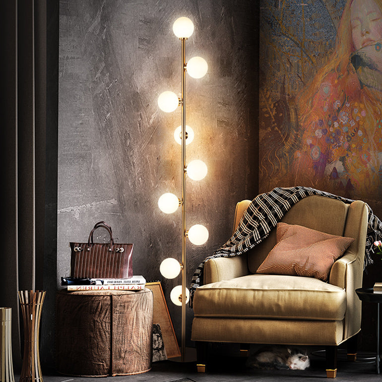 Nordisk minimalistisk golvlampa i guldfinish