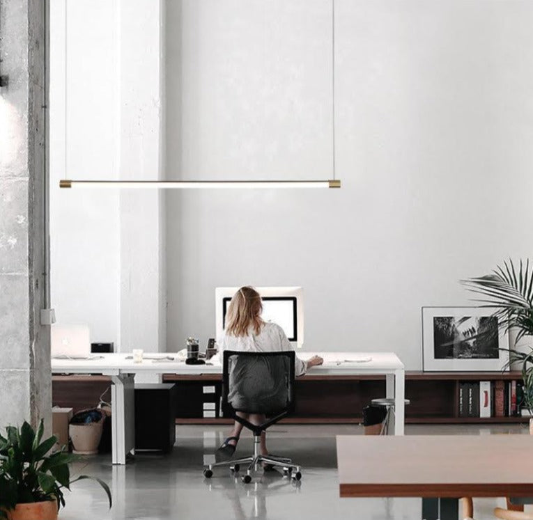Minimalistische staafvormige hanglamp met gouden afwerking