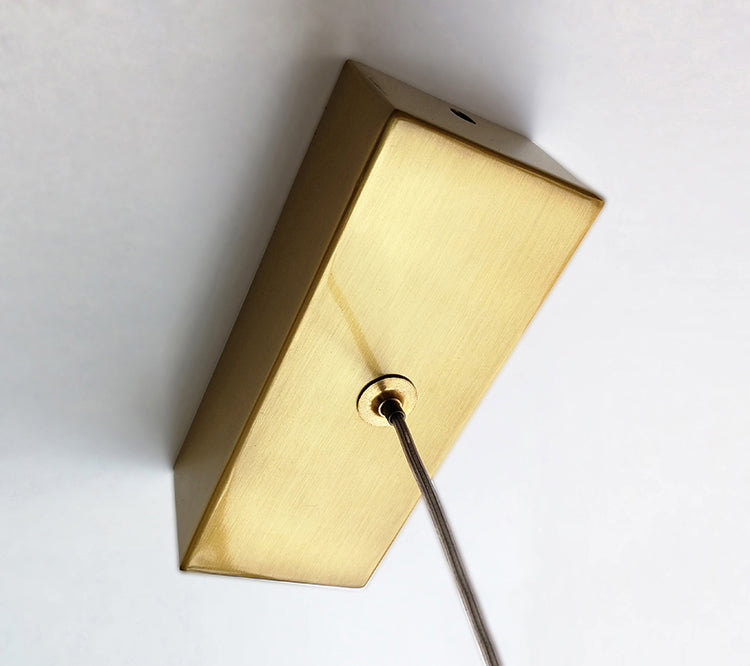 Minimalistische staafvormige hanglamp met gouden afwerking