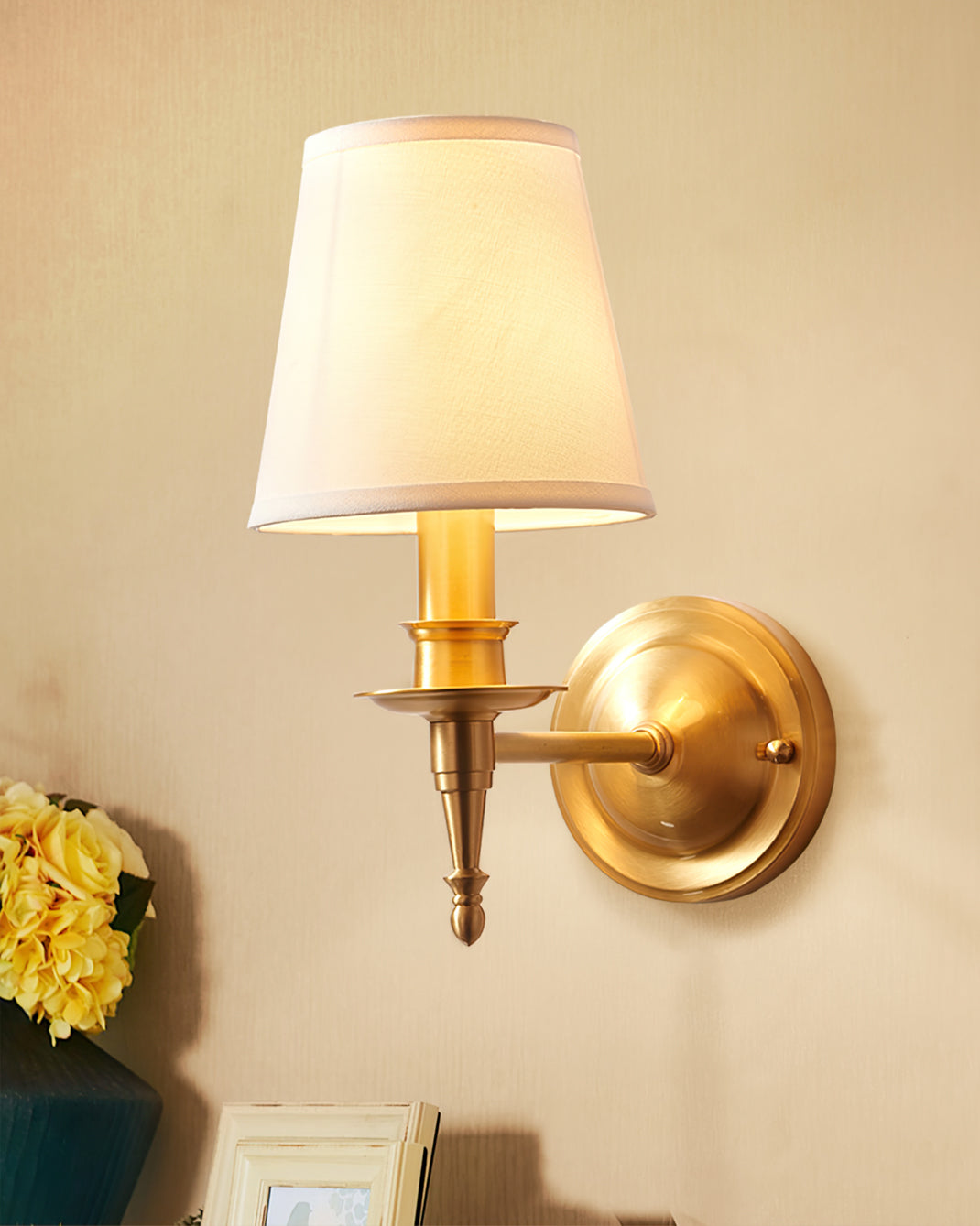 Lámpara de pared dorada vintage