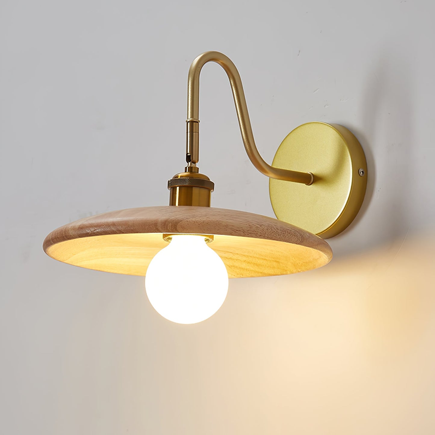 Verstellbare Wandleuchte für das Bett