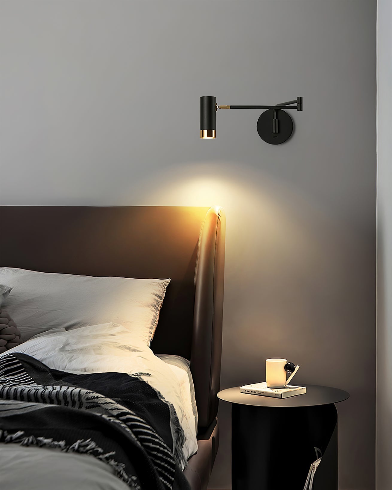 Justerbar vägglampa med arm