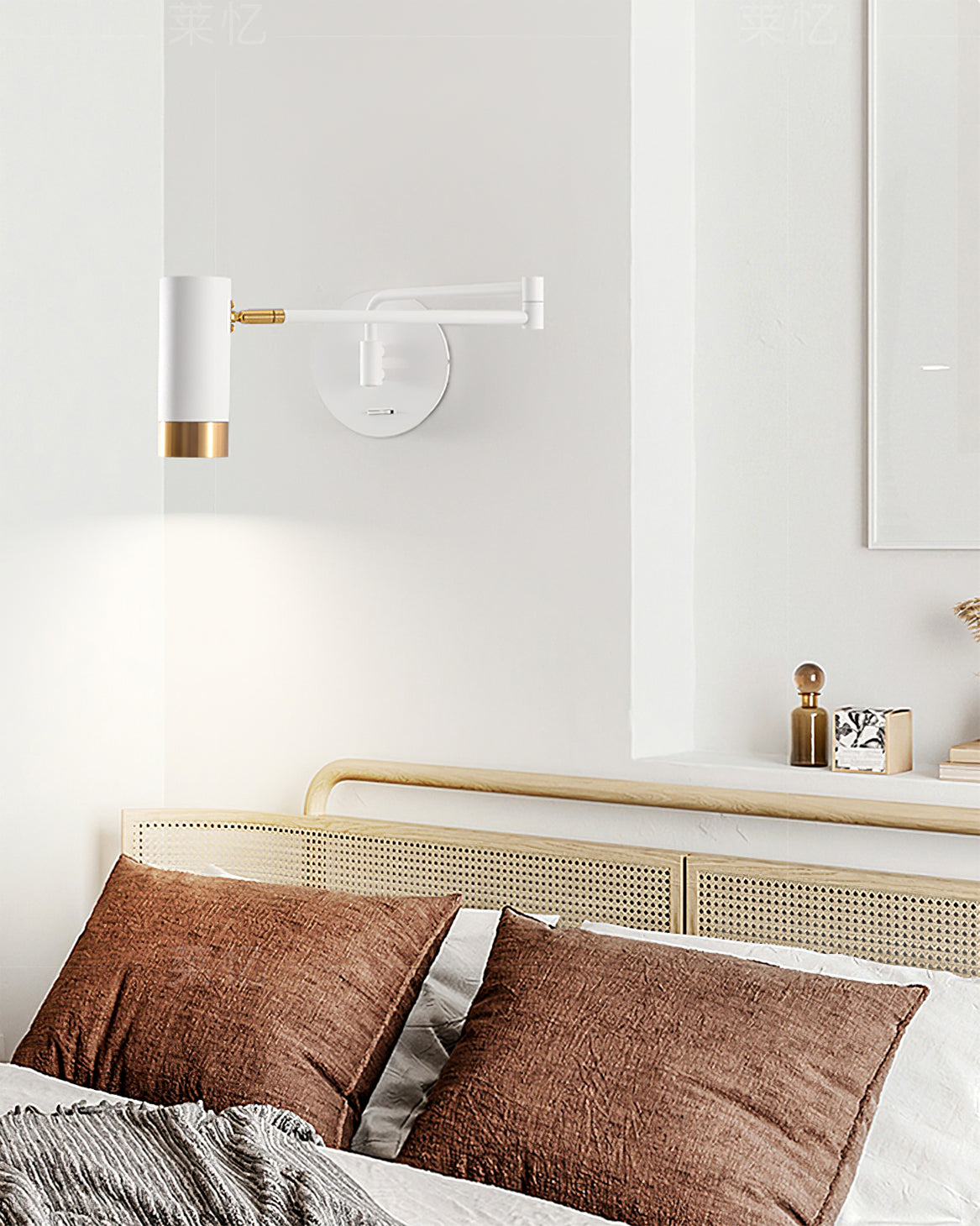 Justerbar vägglampa med arm