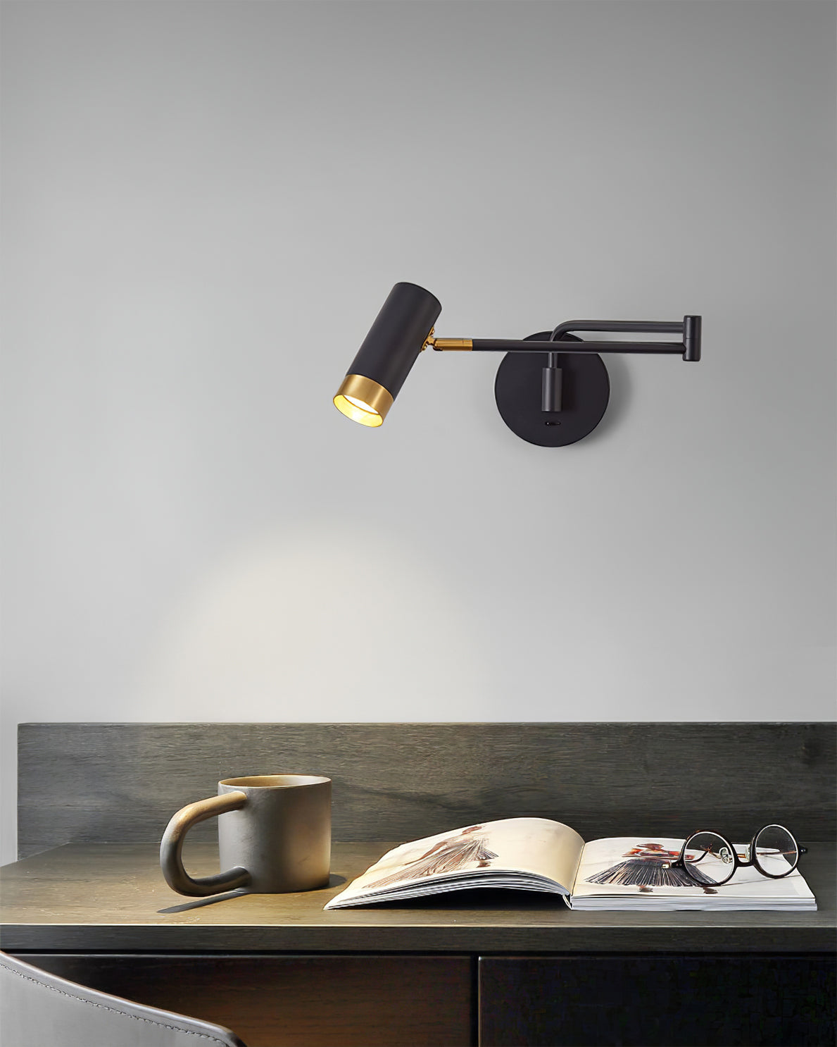 Justerbar vägglampa med arm