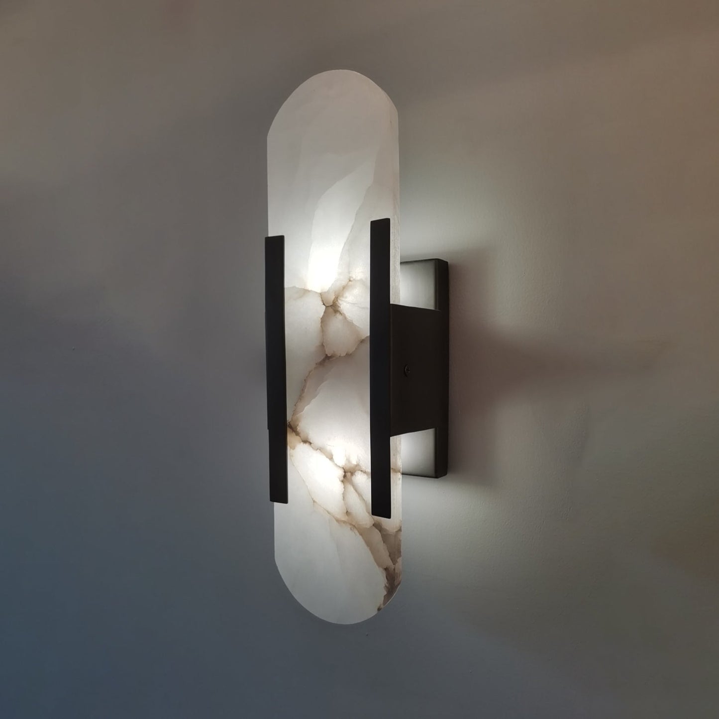 Oval vägglampa i marmor