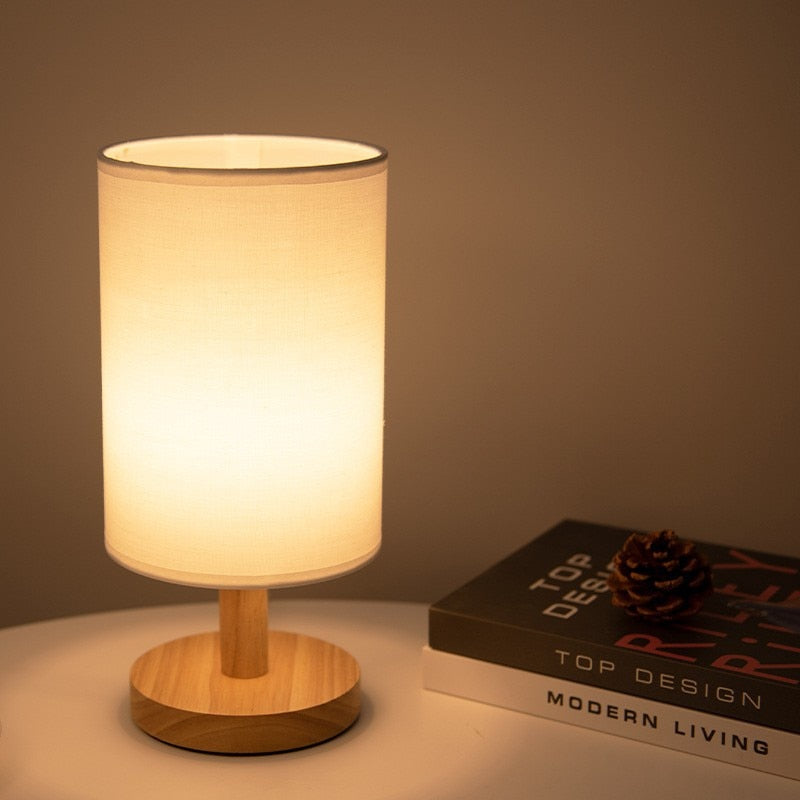 Nordisk bordslampa i massivt trä LED